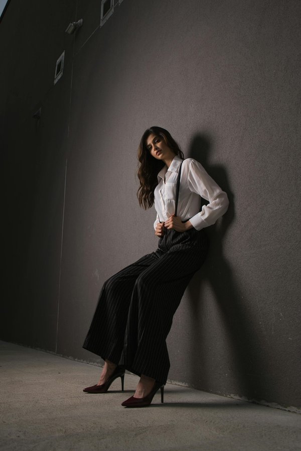 Combinaisons pantalon bretelles femme : le style karma koma à adopter